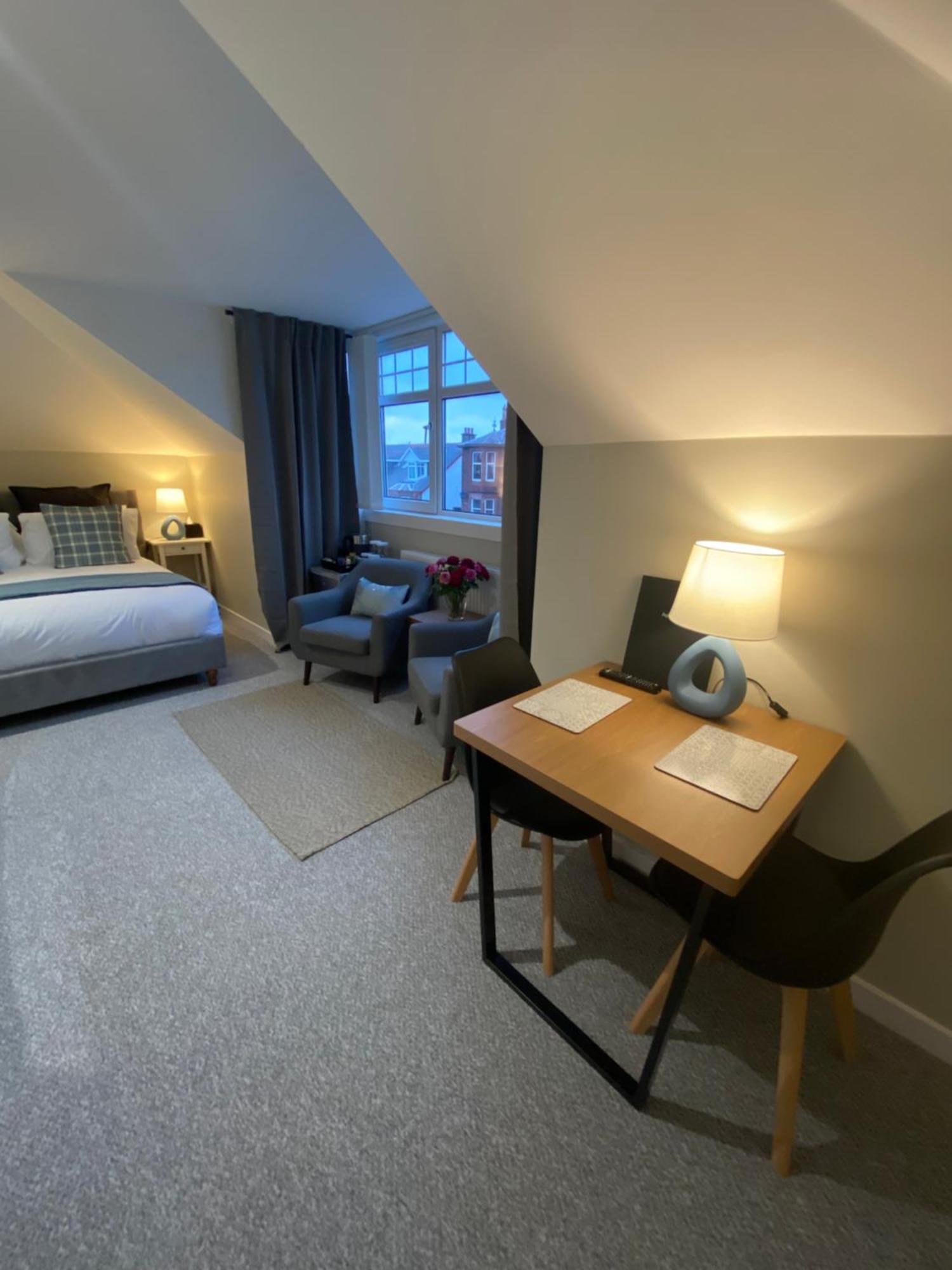 Peacock Guest House ลาร์กส์ ภายนอก รูปภาพ